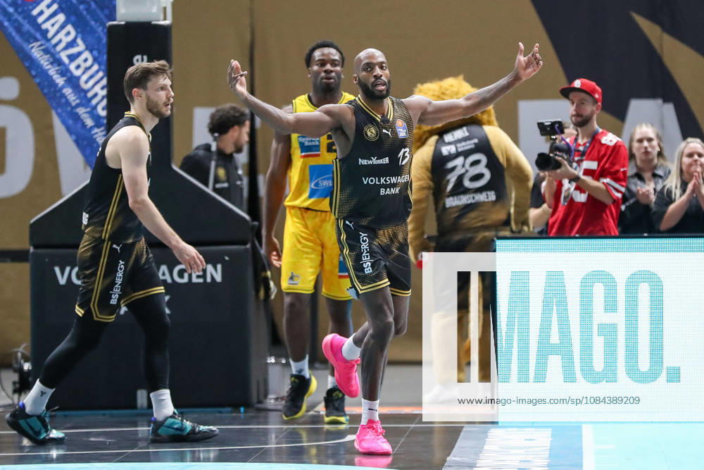 Basketball - easyCredit BBL, Basketball Loewen Braunschweig - MHP RIESEN Ludwigsburg, v.l. Sheldon Edwards (Braunschweig, 13) Jubel, jubelt, celebration Braunschweig