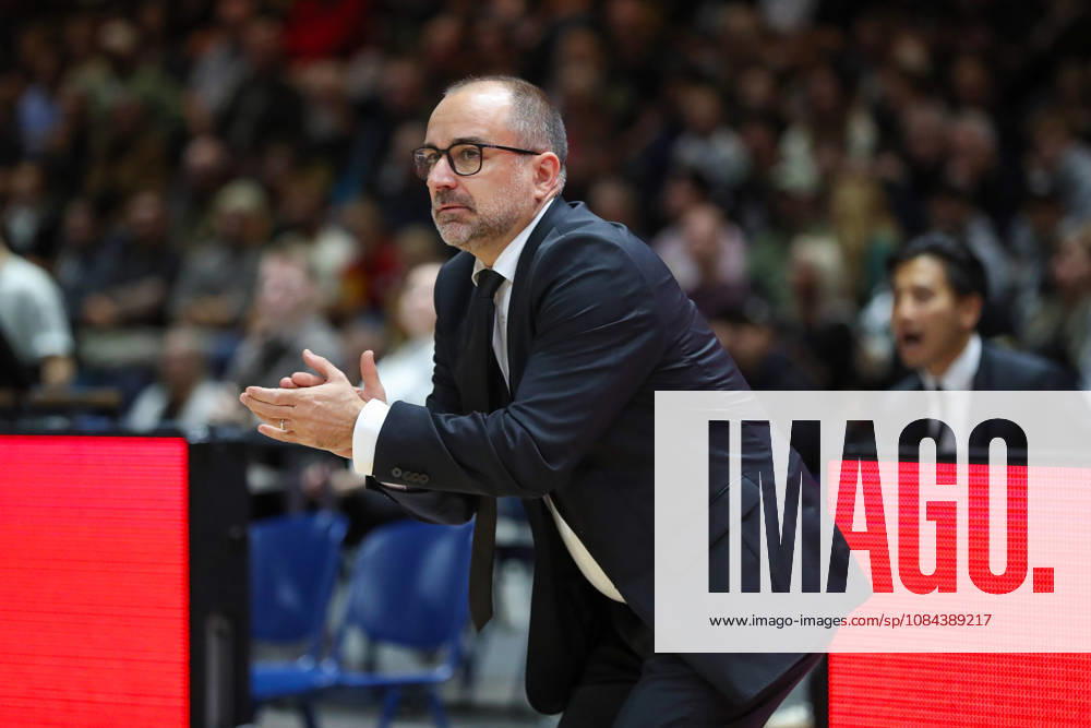 Basketball - easyCredit BBL, Basketball Loewen Braunschweig - MHP RIESEN Ludwigsburg, v.l. Carles Duran Ortega (Ludwigsburg, Trainer) f gibt Anweisungen, gestikuliert mit den Armen, gesticulate, gives instructions Braunschweig
