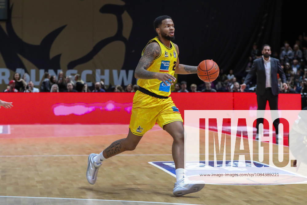 Basketball - easyCredit BBL, Basketball Loewen Braunschweig - MHP RIESEN Ludwigsburg, v.l. David Joplin (Ludwigsburg, 2) am Ball, plays the ball Braunschweig