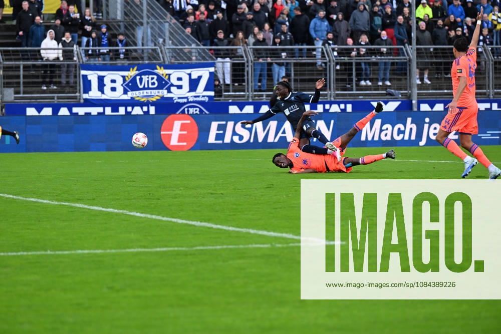 GER, Fussball, Regionalliga Nord, 13.Spieltag, Saison 2026 2027, Oldenburg, Marschwegstadion, VfB Oldenburg vs BSV Kickers Emden Glory KIVETA-NDONGALASIYA( VfB Oldenburg 18 ) Ayukayoh MENGOT ( BSV Kickers EMDEN 7 ) Oldenburg Marschwegstadion Niedersachsen Deutschland