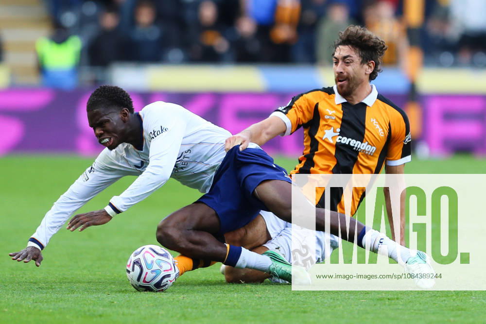 KINGSTON UPON HULL, ENGLAND, OCTOBER 11: Thierno Barry of Everton FC (L) is tackled by Matt Crooks of Hull City (R) during a Premier League 2026-27 match between Hull City and Everton FC at the MKM Stadium on October 11, 2026 in Kingston Upon Hull, England. (Photo by Zach Forster Sports Press Photo)