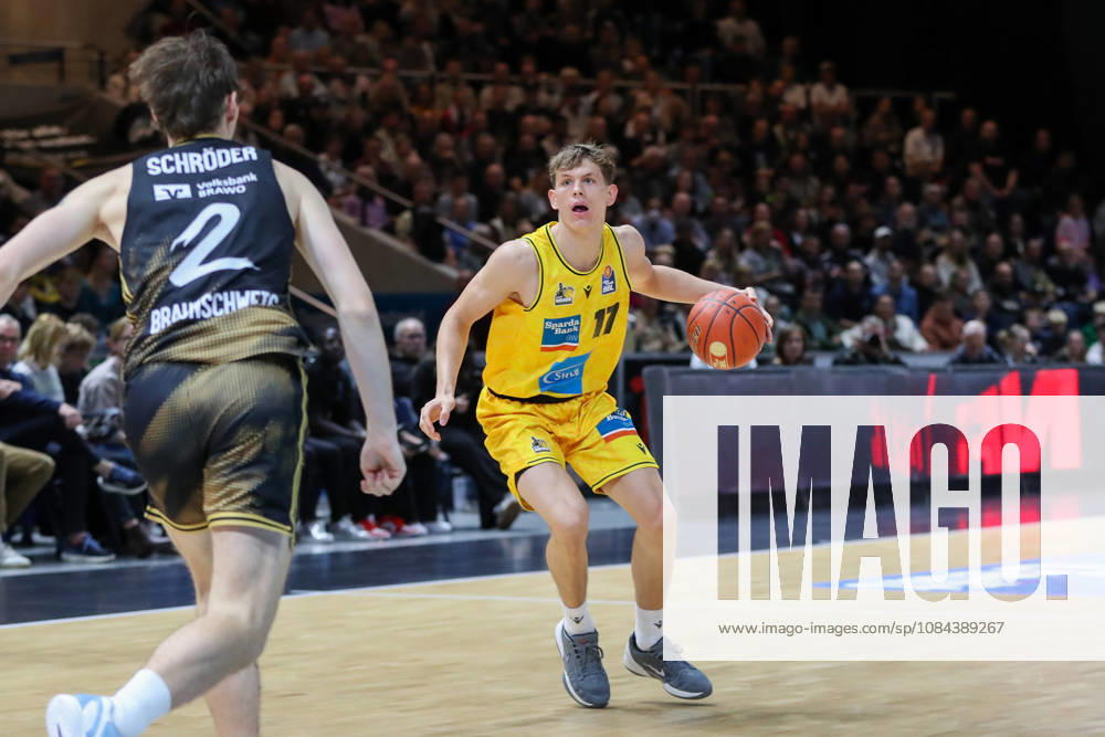 Basketball - easyCredit BBL, Basketball Loewen Braunschweig - MHP RIESEN Ludwigsburg, v.l. Julis Baumer (Ludwigsburg, 17) am Ball, plays the ball Braunschweig
