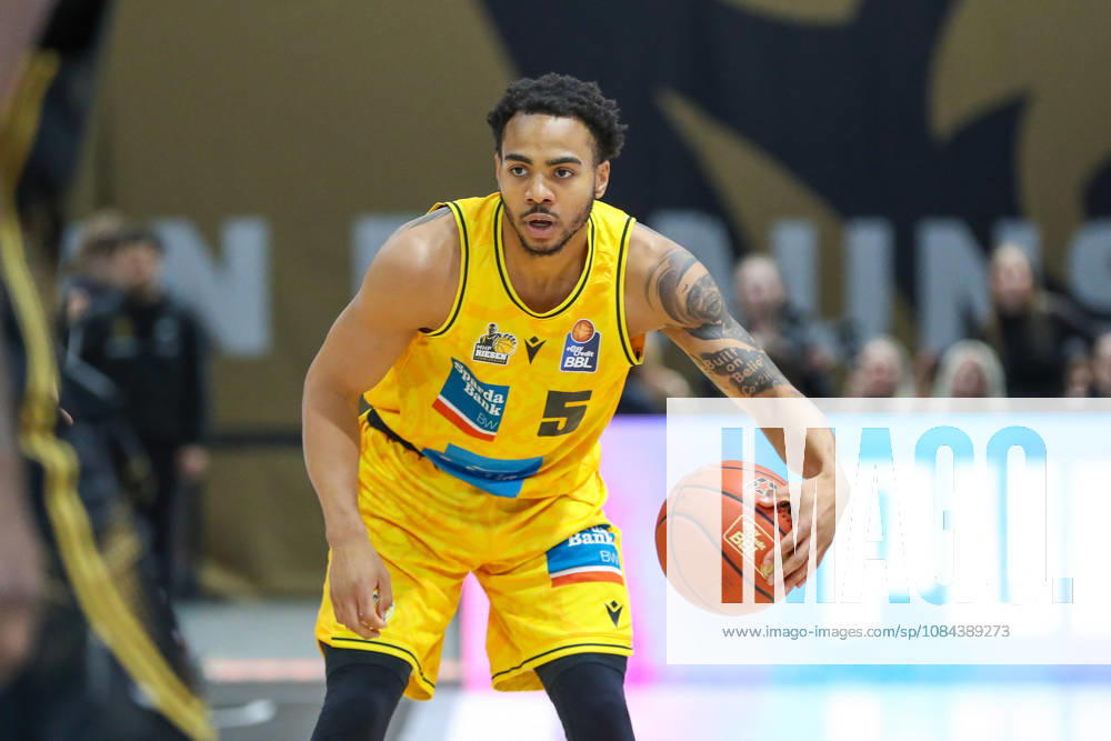 Basketball - easyCredit BBL, Basketball Loewen Braunschweig - MHP RIESEN Ludwigsburg, v.l. Ishmael Leggett (Ludwigsburg, 5) am Ball, plays the ball Braunschweig