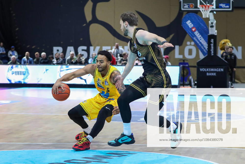 Basketball - easyCredit BBL, Basketball Loewen Braunschweig - MHP RIESEN Ludwigsburg, v.l. Ishmael Leggett (Ludwigsburg, 5), Ferdinand Zylka (Braunschweig, 6) Zweikampf, Duell, Kampf, tackle Braunschweig