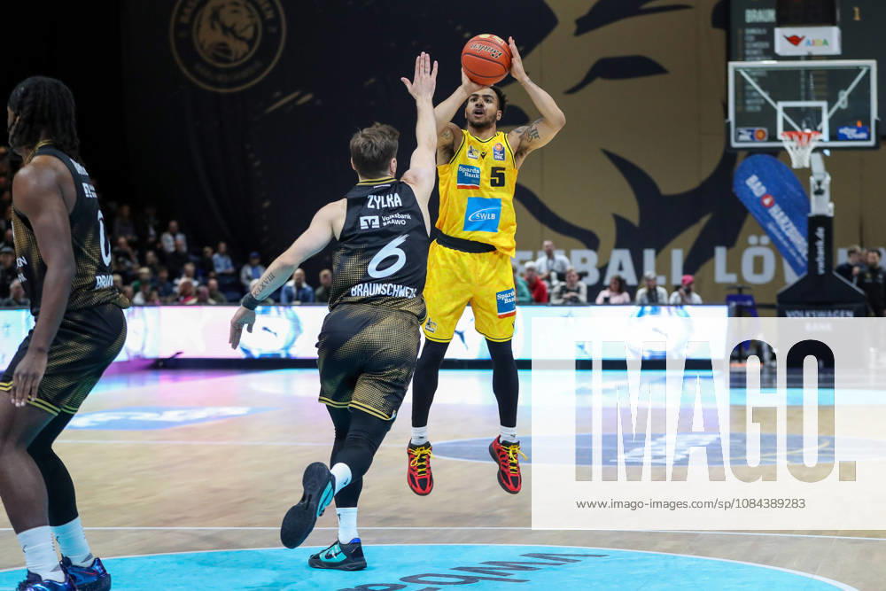 Basketball - easyCredit BBL, Basketball Loewen Braunschweig - MHP RIESEN Ludwigsburg, v.l. Ishmael Leggett (Ludwigsburg, 5), Ferdinand Zylka (Braunschweig, 6) Zweikampf, Duell, Kampf, tackle Braunschweig