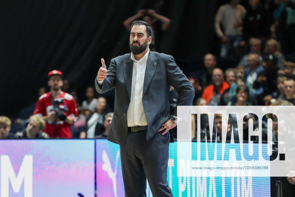 Basketball - easyCredit BBL, Basketball Loewen Braunschweig - MHP RIESEN Ludwigsburg, v.l. Ramon Diaz Sanchez (Braunschweig, Trainer) gibt Anweisungen, gestikuliert mit den Armen, gesticulate, gives instructions Braunschweig