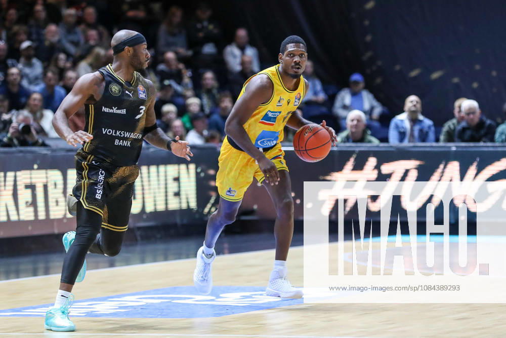 Basketball - easyCredit BBL, Basketball Loewen Braunschweig - MHP RIESEN Ludwigsburg, v.l. Darius Perry (Ludwigsburg, 11) am Ball, plays the ball Braunschweig