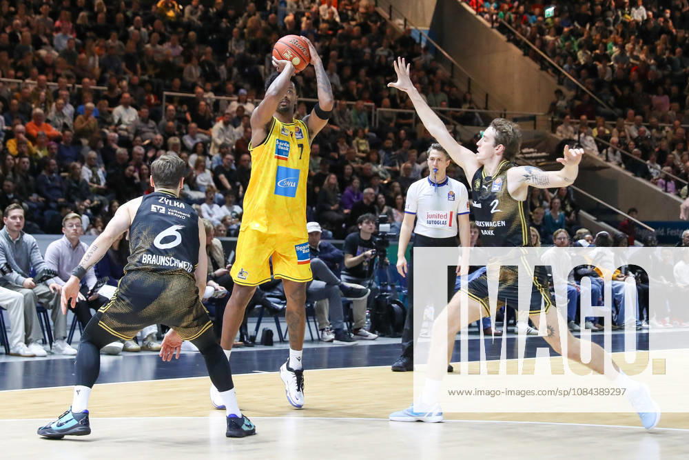 Basketball - easyCredit BBL, Basketball Loewen Braunschweig - MHP RIESEN Ludwigsburg, v.l. Ferdinand Zylka (Braunschweig, 6), Elijah Hughes (Ludwigsburg, 7), Benjamin Schröder (Braunschweig, 2) Zweikampf, Duell, Kampf, tackle Braunschweig