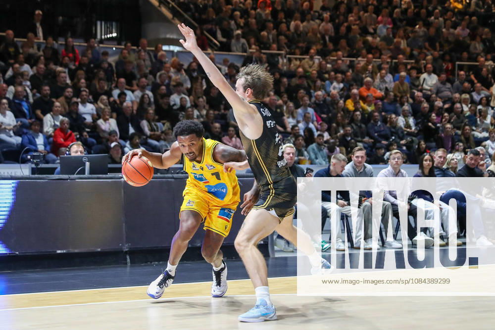 Basketball - easyCredit BBL, Basketball Loewen Braunschweig - MHP RIESEN Ludwigsburg, v.l. Elijah Hughes (Ludwigsburg, 7), Benjamin Schröder (Braunschweig, 2) Zweikampf, Duell, Kampf, tackle Braunschweig