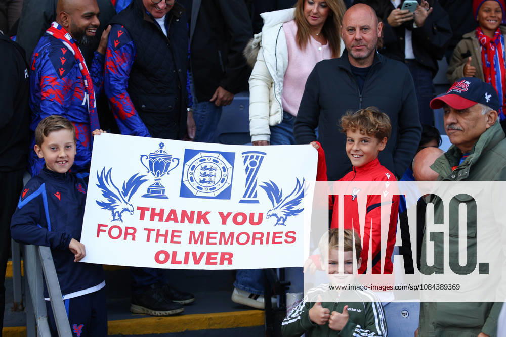 Premier League: Crystal Palace v Nottingham Forest LONDON, UK - 11th Oct 2026: Young Crystal Palace fans display a banner thanking Nottingham Forest Head Coach Oliver Glasner for his time with them ahead of the Premier League match between Crystal Palace FC and Nottingham Forest FC at Selhurst Park London Selhurst Park England United Kingdom