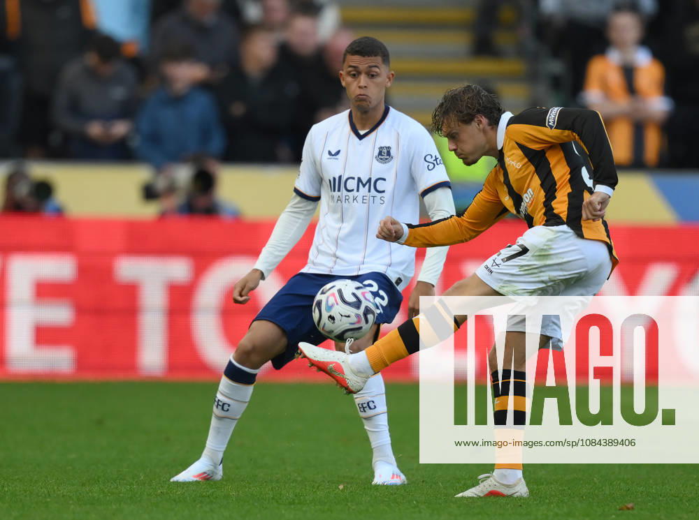 Hull City v Everton Premier League Hull City s Regan Slater and Evertons Brennan Johnson during the Premier League match at the MKM Stadium, Hull 11 10 2026 UK Newspapers OUT
