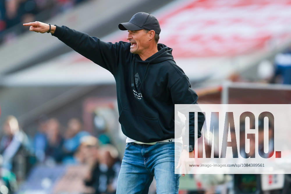 1. Bundesliga - 26 27 - 1. FC Köln - Borussia Mönchengladbach am 11.10.2026 im RheinEnergieSTADION in Köln Trainer Alexander Blessin (Moenchengladbach) gestikuliert