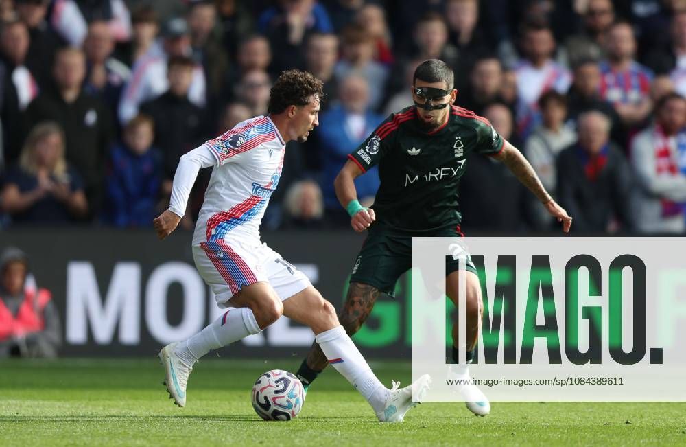 Premier League - Crystal Palace v Nottingham Forest LONDON, ENGLAND, OCTOBER 11: Yeremi Pino of Crystal Palace battles for the ball with Daniel Munoz of Nottingham Forest during The Premier League match between Crystal Palace v Nottingham Forest at Selhurst Park Stadium, London, England, on October 11. (Photo by Daniel Weir) London Selhurst Park Stadium England
