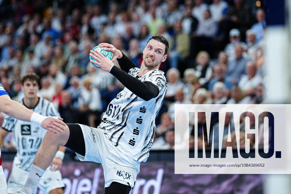 Wurf Tor Hendrik Pekeler (THW Kiel, 61) GER, THW Kiel vs. Handball Club Hamburg, Handball, 1. Bundesliga, Spieltag 8, Saison 2026 2027, 11.10.2026 GER, THW Kiel vs. Handball Club Hamburg, Handball, 1. Bundesliga, Spieltag 8, Saison 2026 2027, 11.10.2026 Kiel