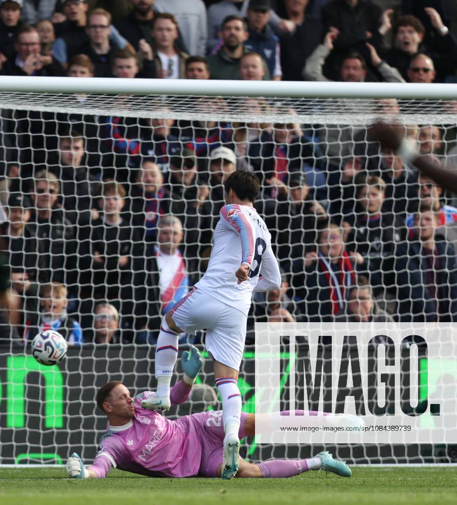 Premier League - Crystal Palace v Nottingham Forest LONDON, ENGLAND, OCTOBER 11: GOAL 1-1, Daichi Kamada of Crystal Palace scores a goal to make the score 1-1 during The Premier League match between Crystal Palace v Nottingham Forest at Selhurst Park Stadium, London, England, on October 11. (Photo by Daniel Weir) London Selhurst Park Stadium England