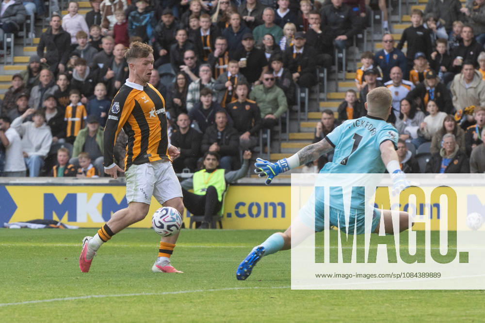 Hull City v Everton Premier League Joe Gelhardt of Hull City clip s the ball past Everton goalkeeper Jordan Pickford for his sides first goal during the Premier League match between Hull City and Everton at the MKM Stadium, Hull. 11 10 2026 UK Newspapers OUT