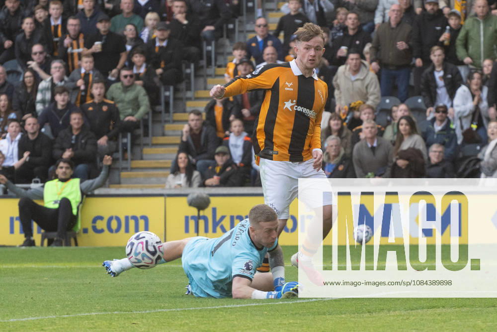 Hull City v Everton Premier League Joe Gelhardt of Hull City clip s the ball past Everton goalkeeper Jordan Pickford for his sides first goal during the Premier League match between Hull City and Everton at the MKM Stadium, Hull. 11 10 2026 UK Newspapers OUT