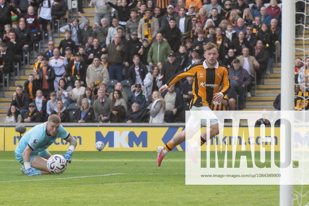 Hull City v Everton Premier League Joe Gelhardt of Hull City clip s the ball past Everton goalkeeper Jordan Pickford for his sides first goal during the Premier League match between Hull City and Everton at the MKM Stadium, Hull. 11 10 2026 UK Newspapers OUT