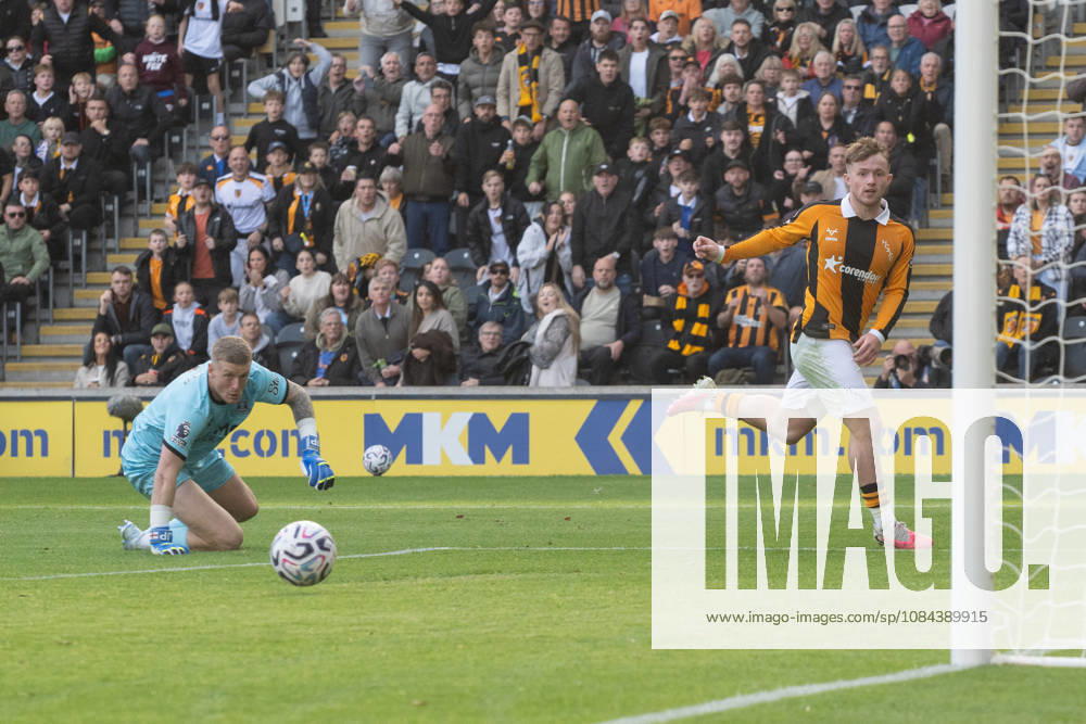 Hull City v Everton Premier League Joe Gelhardt of Hull City clip s the ball past Everton goalkeeper Jordan Pickford for his sides first goal during the Premier League match between Hull City and Everton at the MKM Stadium, Hull. 11 10 2026 UK Newspapers OUT