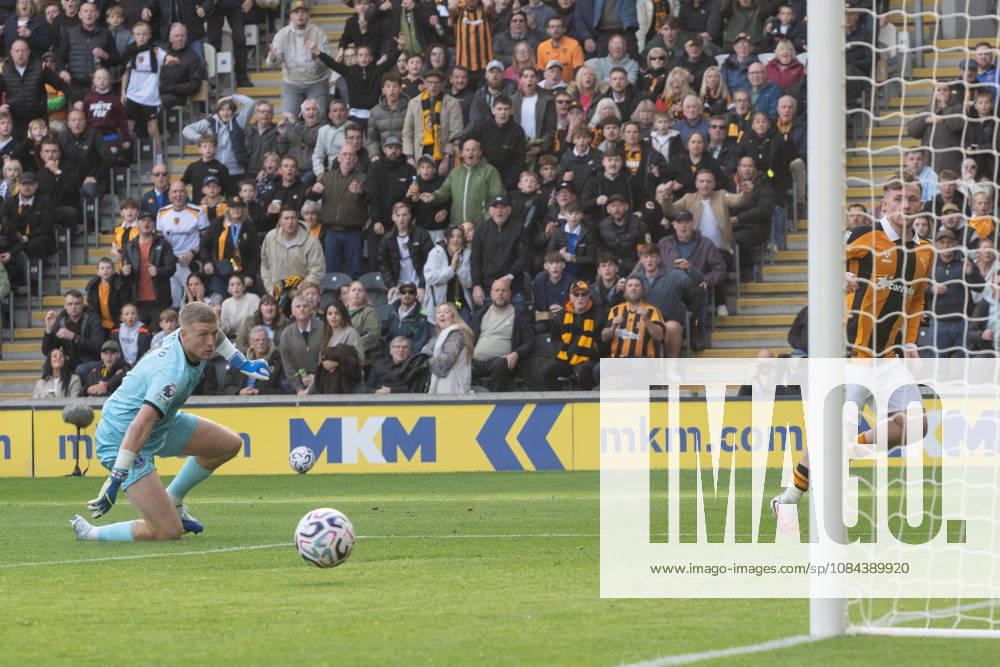Hull City v Everton Premier League Joe Gelhardt of Hull City clip s the ball past Everton goalkeeper Jordan Pickford for his sides first goal during the Premier League match between Hull City and Everton at the MKM Stadium, Hull. 11 10 2026 UK Newspapers OUT