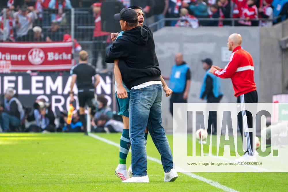 Deutschland: 1.Bundesliga 2026 2027, 5. Spieltag, 1.FC Köln vs Borussia Mönchengladbach, Sonntag, 11.10.2026 RheinEnergie-Stadion (Köln-Nordrhein-Westfalen): Tor und Torjubel zum 1:1 durch Joe Scally (Borussia Mönchengladbach, 29). Freude, Emotionen, Jubel, Trainer Alxander Blessin (Cheftrainer, Borussia Mönchengladbach) mit Kevin Diks (Borussia Mönchengladbach, 4) Köln RheinEnergier-Stadion, Köln Deutschland