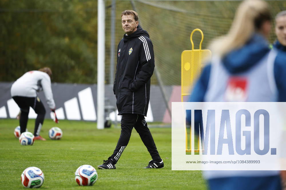 STOCKHOLM, SWEDEN 20261011 Swedish national team, Nationalteam captain Tony Gustavsson and national team manager Kim Källström as the women s national team trains on Bosön ahead of the upcoming World Cup playoff against Lithuania. STOCKHOLM SWEDEN
