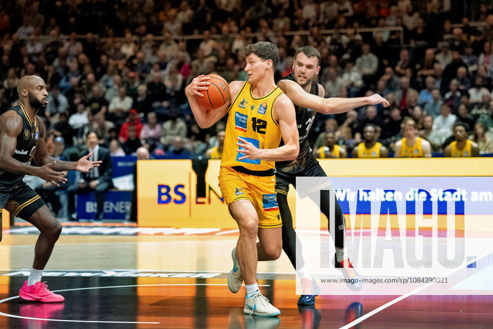 Patrick Cartier (Nr. 12 MHP Riesen Ludwigsburg) gegen Felipe Haase (Nr. 22 Basketball Loewen Braunschweig) GER, Basketball Loewen Braunschweig gegen MHP Riesen Ludwigsburg, Basketball, easyCredit BBL, Woche 3, Spielzeit 2026 27, 11.10.2026 GER, Basketball Loewen Braunschweig gegen MHP Riesen Ludwigsburg, Basketball, easyCredit BBL, Woche 3, Spielzeit 2026 27, 11.10.2026 Braunschweig