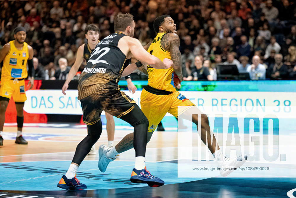 David Joplin (Nr. 2 MHP Riesen Ludwigsburg) gegen Felipe Haase (Nr. 22 Basketball Loewen Braunschweig) GER, Basketball Loewen Braunschweig gegen MHP Riesen Ludwigsburg, Basketball, easyCredit BBL, Woche 3, Spielzeit 2026 27, 11.10.2026 GER, Basketball Loewen Braunschweig gegen MHP Riesen Ludwigsburg, Basketball, easyCredit BBL, Woche 3, Spielzeit 2026 27, 11.10.2026 Braunschweig