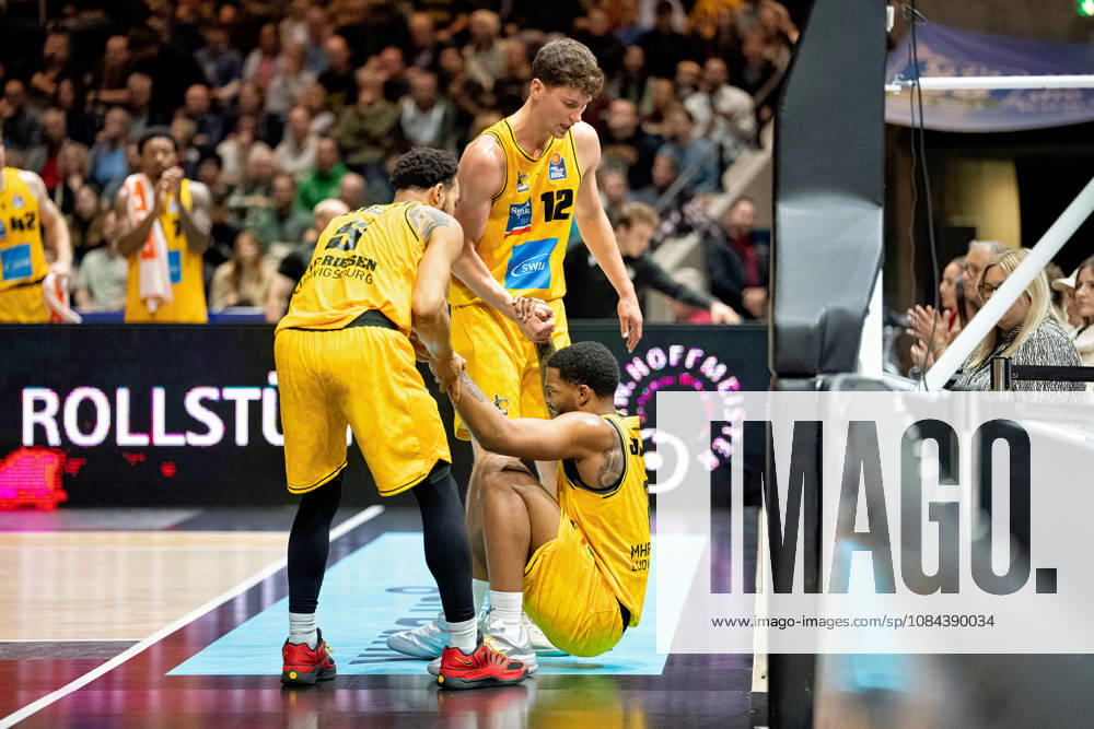 David Joplin (Nr. 2 MHP Riesen Ludwigsburg) am Boden it Ish Leggett (Nr. 5 MHP Riesen Ludwigsburg) und Patrick Cartier (Nr. 12 MHP Riesen Ludwigsburg) GER, Basketball Loewen Braunschweig gegen MHP Riesen Ludwigsburg, Basketball, easyCredit BBL, Woche 3, Spielzeit 2026 27, 11.10.2026 GER, Basketball Loewen Braunschweig gegen MHP Riesen Ludwigsburg, Basketball, easyCredit BBL, Woche 3, Spielzeit 2026 27, 11.10.2026 Braunschweig