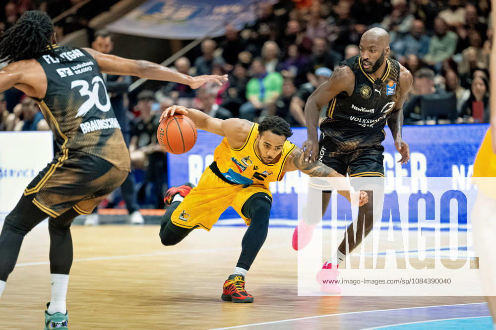 Ish Leggett (Nr. 5 MHP Riesen Ludwigsburg) gegen Sheldon Edwards (Nr. 13 Basketball Loewen Braunschweig) und Chip Flanigan (Nr. 30 Basketball Loewen Braunschweig) GER, Basketball Loewen Braunschweig gegen MHP Riesen Ludwigsburg, Basketball, easyCredit BBL, Woche 3, Spielzeit 2026 27, 11.10.2026 GER, Basketball Loewen Braunschweig gegen MHP Riesen Ludwigsburg, Basketball, easyCredit BBL, Woche 3, Spielzeit 2026 27, 11.10.2026 Braunschweig