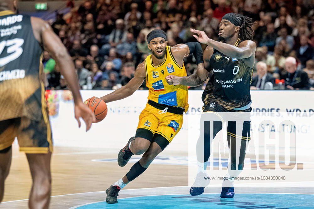 Justin Kier (Nr. 1 MHP Riesen Ludwigsburg) gegen Zaba Bangala (Nr. 0 Basketball Loewen Braunschweig) GER, Basketball Loewen Braunschweig gegen MHP Riesen Ludwigsburg, Basketball, easyCredit BBL, Woche 3, Spielzeit 2026 27, 11.10.2026 GER, Basketball Loewen Braunschweig gegen MHP Riesen Ludwigsburg, Basketball, easyCredit BBL, Woche 3, Spielzeit 2026 27, 11.10.2026 Braunschweig