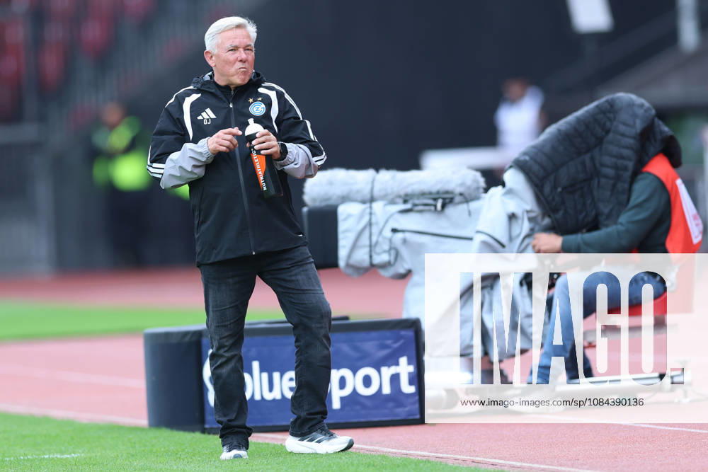 GC Zürich gegen BSC Young Boys Brack Super League 11. Oktober 2026 Olaf Janßen (Cheftrainer, Grasshopper Club Zürich) im Spiel der Brack Super League zwischen dem Grasshopper Club Zürich (GCZ) und dem BSC Young Boys (YB) am 11. Oktober 2026 im Stadion Letzigrund in Zürich, Schweiz. Zürich Stadion Letzigrund Zürich Schweiz
