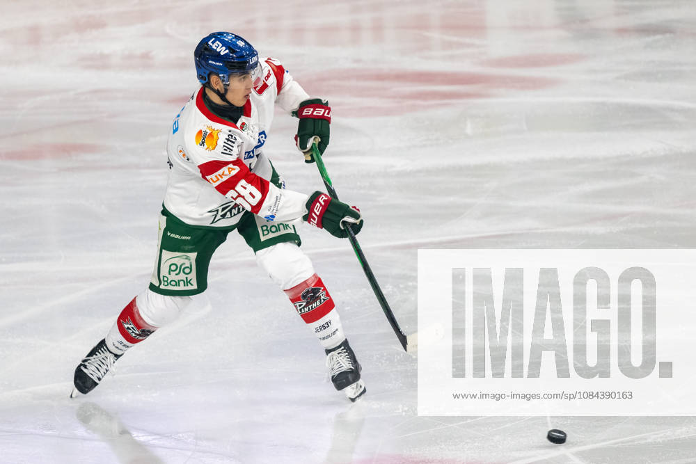 Fabrizio Pilu (Augsburger Panther, 68) spielt den Puk nach vorne. Krefeld Pinguine vs. Augsburger Panther, Eishockey, Penny DEL, 08. Spieltag, Saison 2026 2027, 11.10.2026 Krefeld Pinguine vs. Augsburger Panther, Eishockey, Penny DEL, 08. Spieltag, Saison 2026 2027, 11.10.2026 Krefeld
