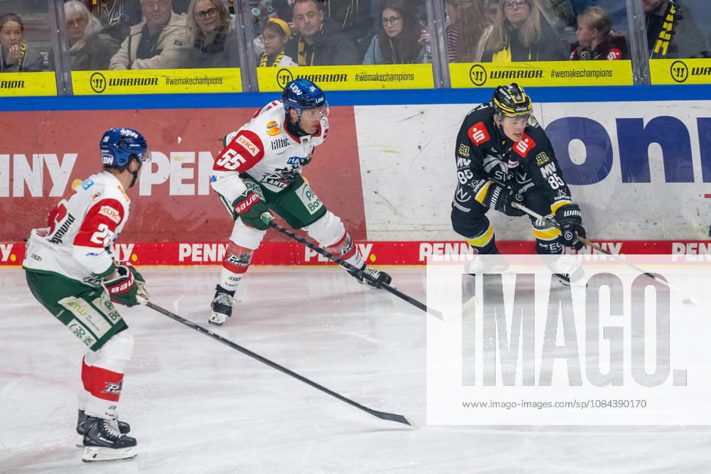 Zweikampf zwischen Ryan Button (Augsburger Panther, 55) und Luca Hauf (Krefeld Pinguine, 85). Krefeld Pinguine vs. Augsburger Panther, Eishockey, Penny DEL, 08. Spieltag, Saison 2026 2027, 11.10.2026 Krefeld Pinguine vs. Augsburger Panther, Eishockey, Penny DEL, 08. Spieltag, Saison 2026 2027, 11.10.2026 Krefeld