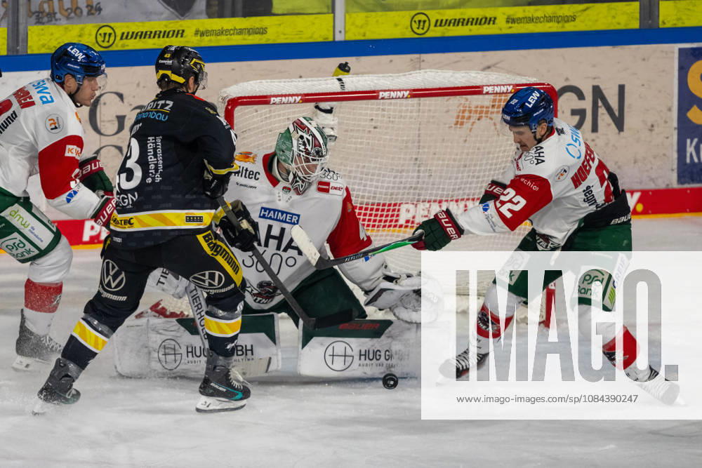 Durcheinander vor dem Tor von Tobias Ancicka (Augsburger Panther, 45). Krefeld Pinguine vs. Augsburger Panther, Eishockey, Penny DEL, 08. Spieltag, Saison 2026 2027, 11.10.2026 Krefeld Pinguine vs. Augsburger Panther, Eishockey, Penny DEL, 08. Spieltag, Saison 2026 2027, 11.10.2026 Krefeld