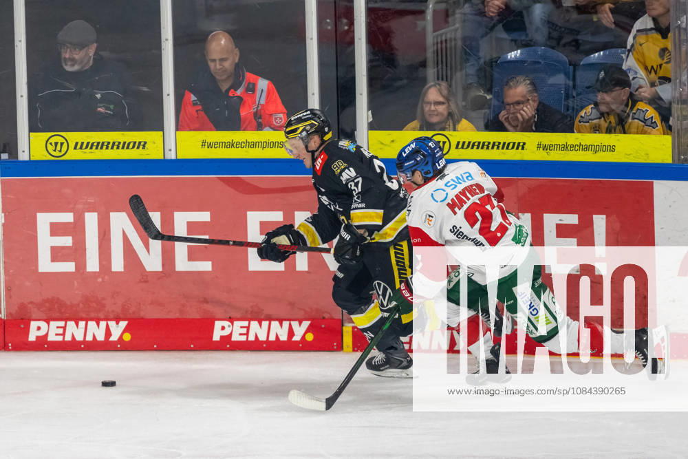 Zweikampf zwischen Max Newton (Krefeld Pinguine, 37) und Kyle Mayhew (Augsburger Panther, 27). Krefeld Pinguine vs. Augsburger Panther, Eishockey, Penny DEL, 08. Spieltag, Saison 2026 2027, 11.10.2026 Krefeld Pinguine vs. Augsburger Panther, Eishockey, Penny DEL, 08. Spieltag, Saison 2026 2027, 11.10.2026 Krefeld