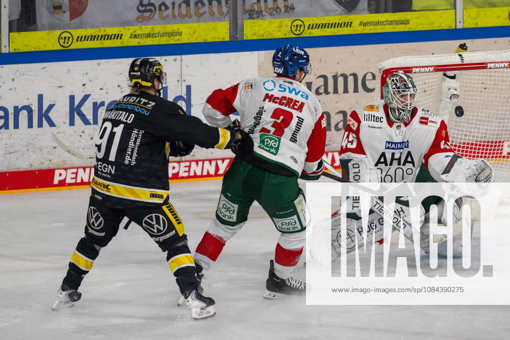 Zweikampf zwischen Roope Maekitalo (Krefeld Pinguine, 91) und Alec McCrea (Augsburger Panther, 03). Dabei Tobias Ancicka (Augsburger Panther, 45). Krefeld Pinguine vs. Augsburger Panther, Eishockey, Penny DEL, 08. Spieltag, Saison 2026 2027, 11.10.2026 Krefeld Pinguine vs. Augsburger Panther, Eishockey, Penny DEL, 08. Spieltag, Saison 2026 2027, 11.10.2026 Krefeld