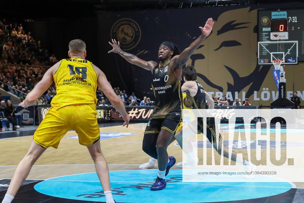 Basketball - easyCredit BBL, Basketball Loewen Braunschweig - MHP RIESEN Ludwigsburg, v.l. Jonas Wohlfarth Bottermann (Ludwigsburg, 18), Zaba Bangala (Braunschweig, 0) Zweikampf, Duell, Kampf, tackle Braunschweig