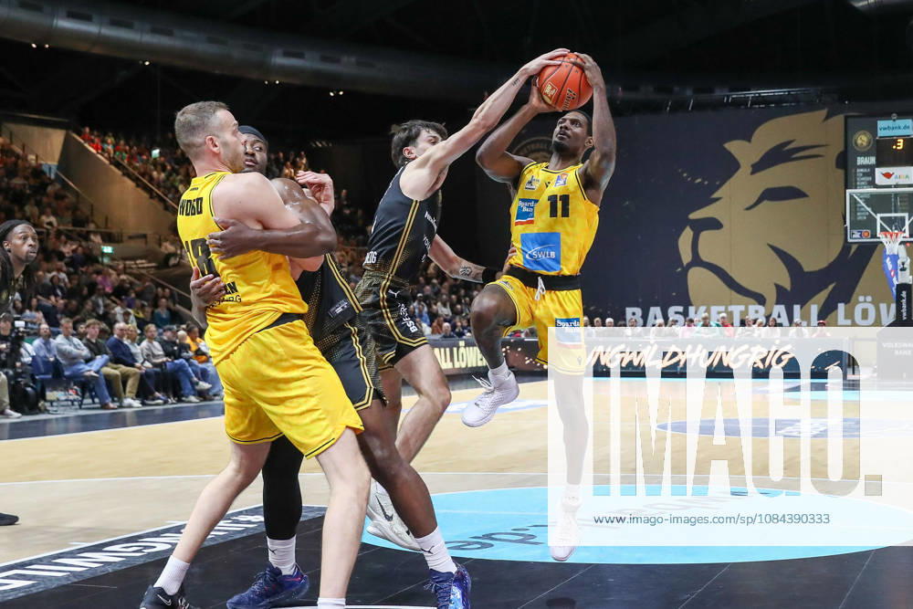 Basketball - easyCredit BBL, Basketball Loewen Braunschweig - MHP RIESEN Ludwigsburg, v.l. Gian Aydinoglu (Braunschweig, 4), Darius Perry (Ludwigsburg, 11) Zweikampf, Duell, Kampf, tackle Braunschweig