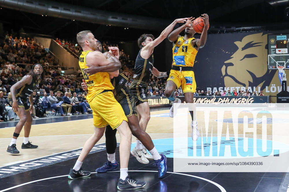 Basketball - easyCredit BBL, Basketball Loewen Braunschweig - MHP RIESEN Ludwigsburg, v.l. Gian Aydinoglu (Braunschweig, 4), Darius Perry (Ludwigsburg, 11) Zweikampf, Duell, Kampf, tackle Braunschweig