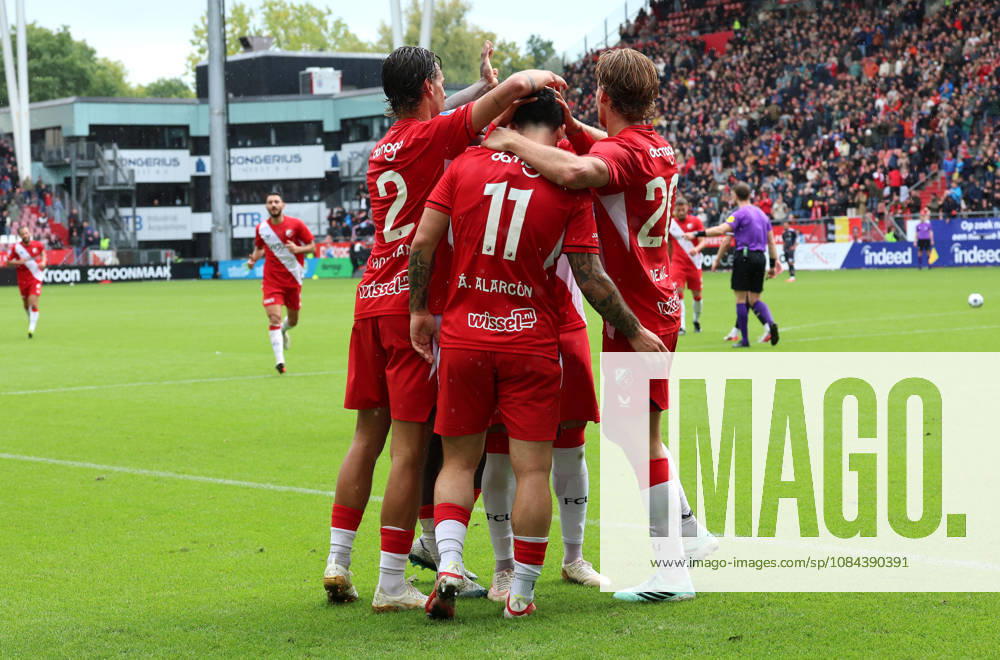 UTRECHT - FC Utrecht forward Angel Alarcon celebrates the goal with teammates during the Vriendenloterij Eredivisie match between FC Utrecht and Willem II at Stadion Galgenwaard on 11 October 2026 in Utrecht, Netherlands. PETER LOUS EYE4IMAGES DeFodi Images -