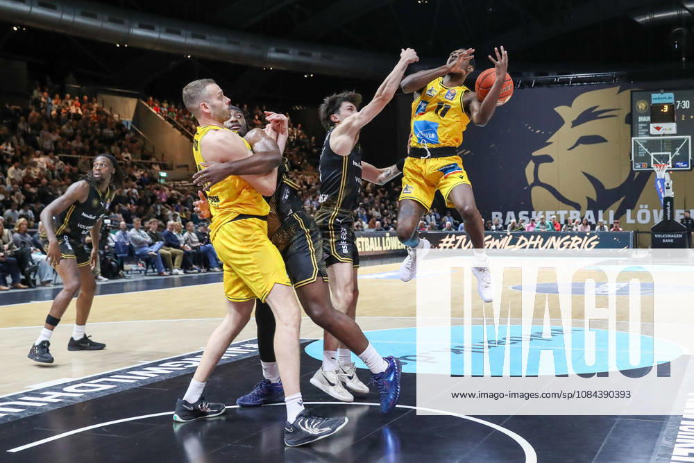 Basketball - easyCredit BBL, Basketball Loewen Braunschweig - MHP RIESEN Ludwigsburg, v.l. Gian Aydinoglu (Braunschweig, 4), Darius Perry (Ludwigsburg, 11) Zweikampf, Duell, Kampf, tackle Braunschweig