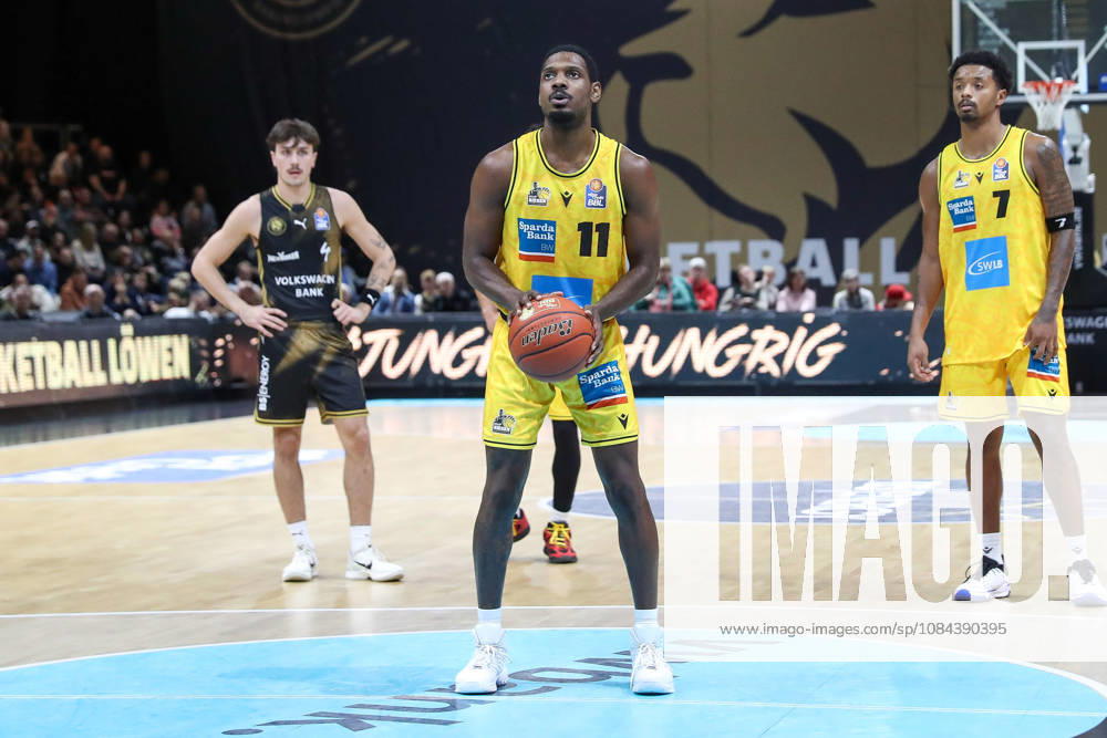 Basketball - easyCredit BBL, Basketball Loewen Braunschweig - MHP RIESEN Ludwigsburg, v.l. Darius Perry (Ludwigsburg, 11) am Ball, plays the ball Braunschweig