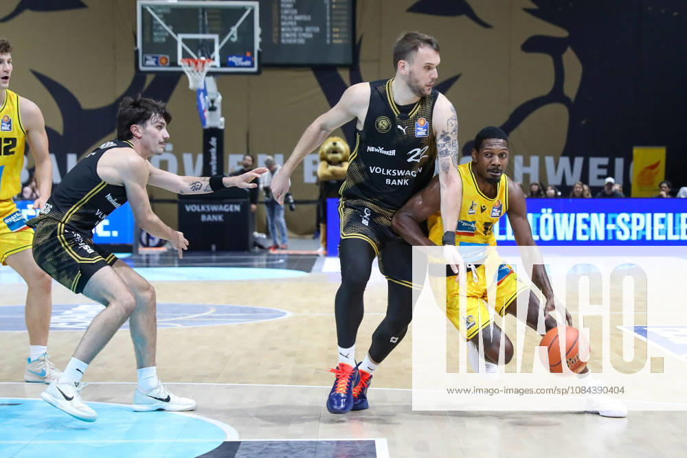 Basketball - easyCredit BBL, Basketball Loewen Braunschweig - MHP RIESEN Ludwigsburg, v.l. Felipe Haase Thiers (Braunschweig, 22), Darius Perry (Ludwigsburg, 11) Zweikampf, Duell, Kampf, tackle Braunschweig