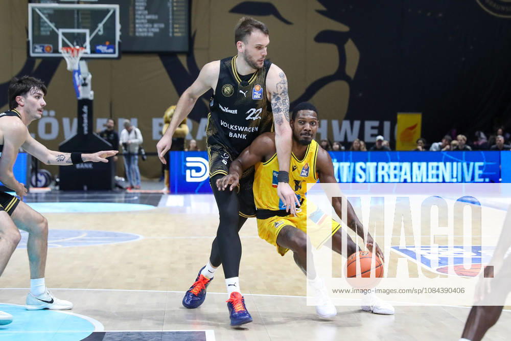 Basketball - easyCredit BBL, Basketball Loewen Braunschweig - MHP RIESEN Ludwigsburg, v.l. Felipe Haase Thiers (Braunschweig, 22), Darius Perry (Ludwigsburg, 11) Zweikampf, Duell, Kampf, tackle Braunschweig