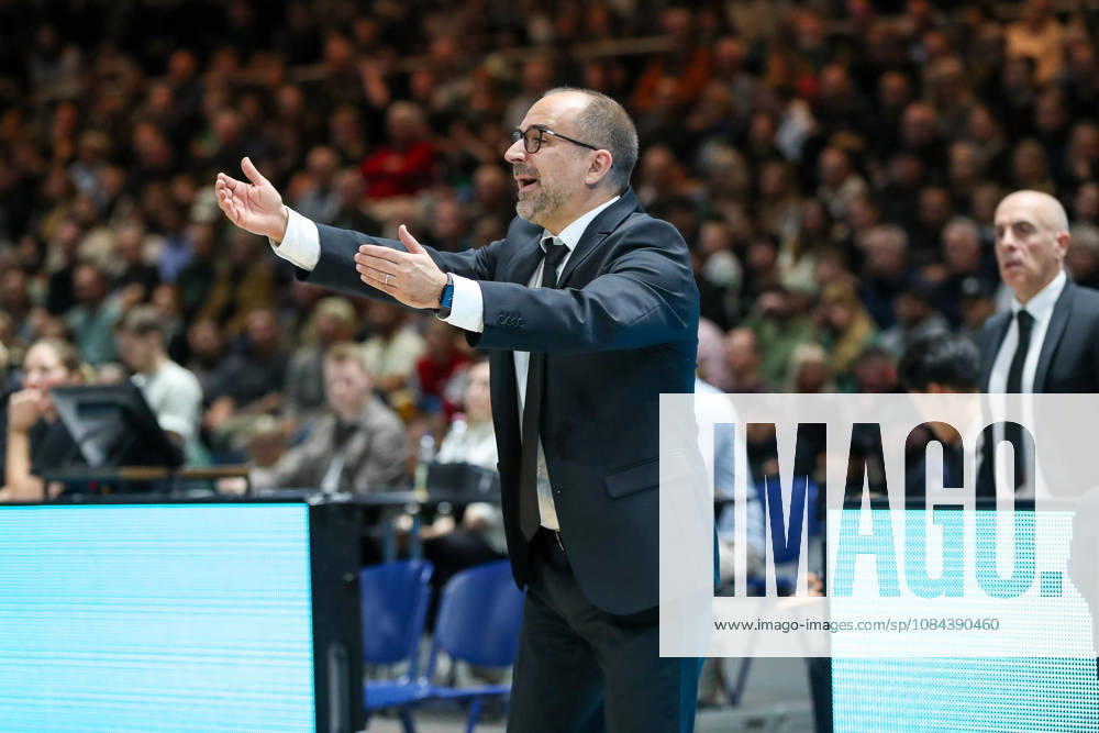 Basketball - easyCredit BBL, Basketball Loewen Braunschweig - MHP RIESEN Ludwigsburg, v.l. Carles Duran Ortega (Ludwigsburg, Trainer) gibt Anweisungen, gestikuliert mit den Armen, gesticulate, gives instructions Braunschweig