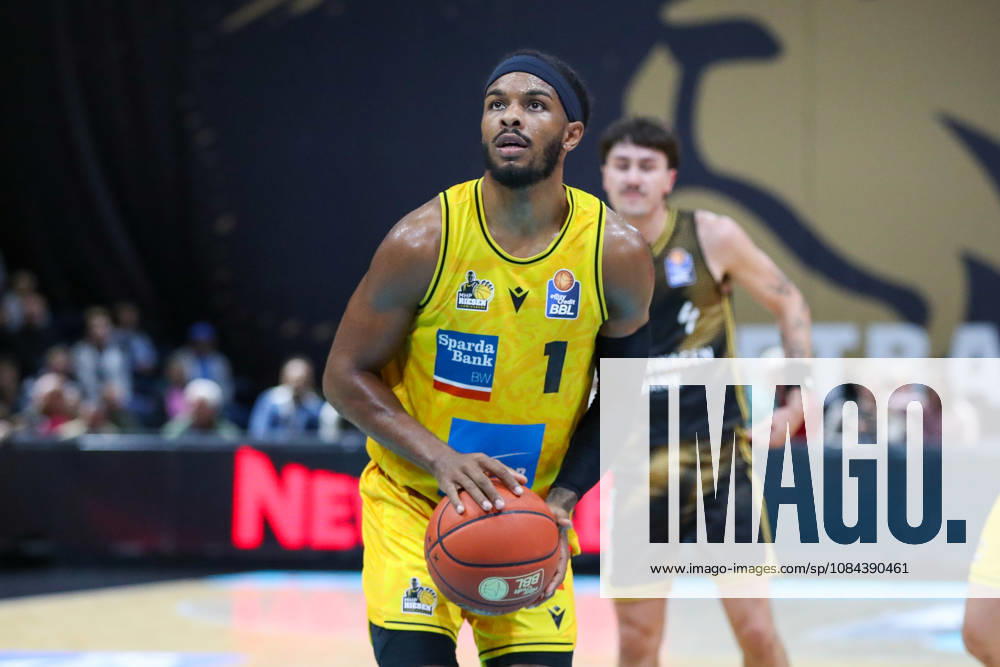 Basketball - easyCredit BBL, Basketball Loewen Braunschweig - MHP RIESEN Ludwigsburg, v.l. Justin Kier (Ludwigsburg, 1) am Ball, plays the ball Braunschweig