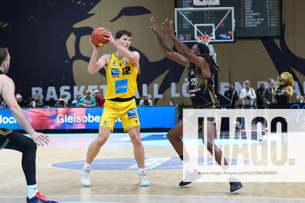 Basketball - easyCredit BBL, Basketball Loewen Braunschweig - MHP RIESEN Ludwigsburg, v.l. Patrick Cartier (Ludwigsburg, 12), Tajh Green (Braunschweig, 55) Zweikampf, Duell, Kampf, tackle Braunschweig