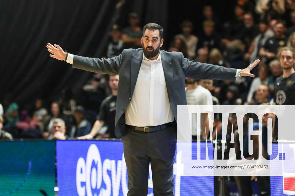 Basketball - easyCredit BBL, Basketball Loewen Braunschweig - MHP RIESEN Ludwigsburg, v.l. Ramon Diaz Sanchez (Braunschweig, Trainer) gibt Anweisungen, gestikuliert mit den Armen, gesticulate, gives instructions Braunschweig