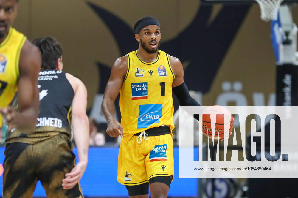 Basketball - easyCredit BBL, Basketball Loewen Braunschweig - MHP RIESEN Ludwigsburg, v.l. Justin Kier (Ludwigsburg, 1) am Ball, plays the ball Braunschweig